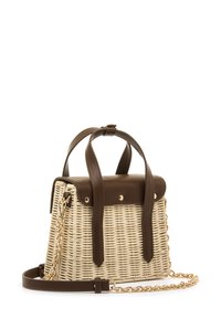 Geflochtene Korbtasche mit cremefarbenem Körper, braunem Lederklappe und -riemen, goldfarbener Kettenschulterriemen und metallischen Akzenten auf der Klappe.