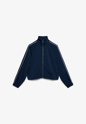 Giacca blu navy con zip, collo alto, maniche lunghe, strisce bianche lungo le braccia, polsini elastici e tasche laterali.