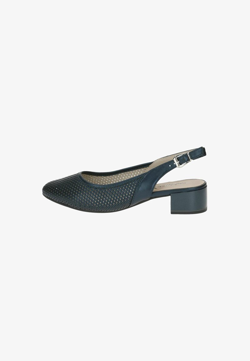 Temno modra slingback čevlja s perforiranim zgornjim delom, končno oblikovano nosom in 3 cm blok peto. Ima prilagodljivo zaponko za varen oprijem.
