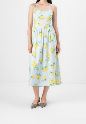 Hellblaues Midi-Kleid mit Zitronendruck, das über dünne Träger und eine taillierte Passform verfügt. Hergestellt aus weichem Stoff, mit einem fließenden Rock und gerafftem Detail.