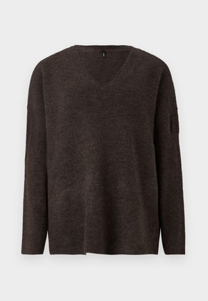 Temno rjav pulover s V-izrezom, dolgimi rokavi in sproščenim krojem. Mehka tekstura in rahlo rebrastenje na manšetah in robu. Brez vidnih logotipov.