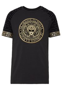 Camiseta negra con un gráfico de león dorado y el texto "GLORIOUS GANGSTA". Acentuada con mangas de patrón negro y ribetes dorados en los puños.