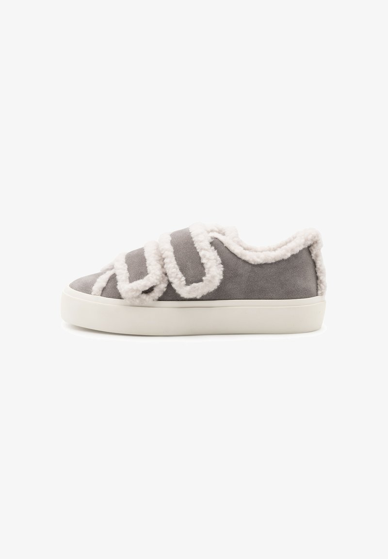 Sneaker in suede grigio con dettagli bianchi in peluche, caratterizzati da un design ondulato unico, una suola bassa e una fodera morbida per il comfort.
