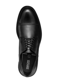 Scarpa da uomo in pelle nera con finitura liscia, design stringato e punta rinforzata. Presenta il logo Geox sulla soletta per un comfort aggiuntivo.