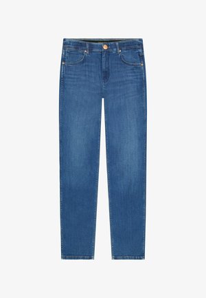 Jeans en denim bleu à taille haute, avec poches avant, passants pour ceinture et fermeture par bouton en cuivre.