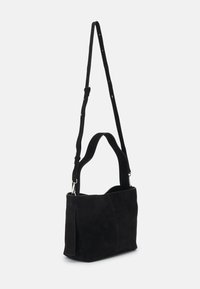 Borsa a spalla in suede nero con un design strutturato, caratterizzata da una sola tracolla regolabile e una finitura senza cuciture.