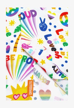 Camicia colorata con varie grafiche audaci, tra cui simboli di pace, cuori e testo, su sfondo bianco e con etichetta arancione.