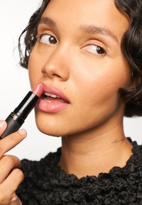 Revlon - ROUGE A LEVRES SUPER LUSTROUS MAT - Pomadka do ust Miniatura obrazu 1