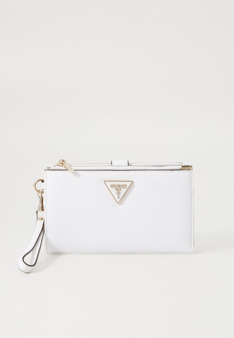 Valge sünteetilisest nahast kott, millel on lukuga sulgemine, kuldne kolmnurkne logoplaat ja randmepael. Tekstuuriga pind.