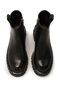 Černé kožené kotníkové boty s hladkým povrchem, robustními gumovými podrážkami a stříbrnými zipy na vnější straně. Minimalistický design.