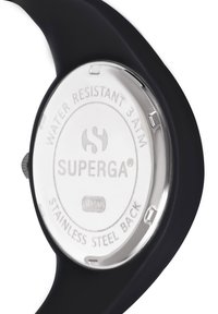 Reloj negro con la parte trasera de acero inoxidable, que cuenta con el logotipo de "SUPERGA" y marcas que indican resistencia al agua hasta 3 ATM.