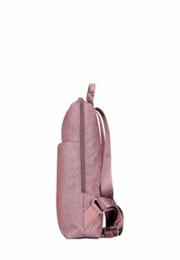 Sac à dos en tissu rose clair avec une texture lisse, dotée d'une poche zippée sur le côté et d'une bandoulière réglable. Design compact et moderne.