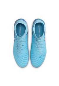 Scarpe sportive azzurro chiaro con design testurizzato, punta rotonda e lacci. Include il marchio "PHANTOMLU" sulle solette e il logo Swoosh di Nike.