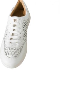 Weiße Leder-Sneaker mit einem gewebten Oberdesign, strukturierten Akzenten, runder Zehenpartie und traditioneller Schnürung.