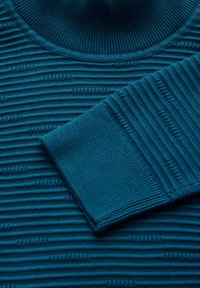 Pull en tricot teal avec un col rond côtelé, présentant un motif rayé texturé et un poignet en côte avec des accents en relief.