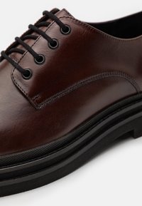 Walk London BROOKLYN DERBY SHOE - Elegantní šněrovací boty - brown