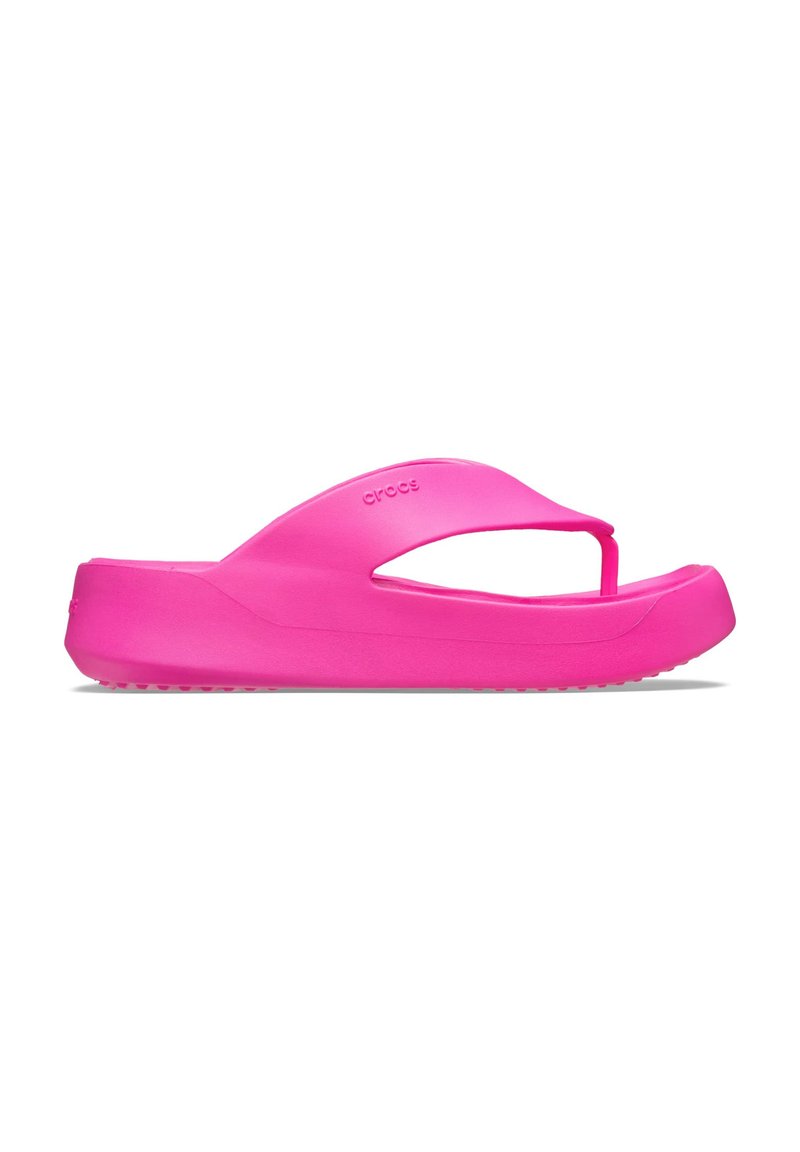 Roze rubberen flip-flop sandaal heeft een breed strapdesign, een gestructureerde voetbed en een vlakke zool met kleine gripnoppen voor meer grip.