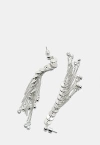 Orecchini d'argento con catene e dischi circolari, con una texture lucida. Il design include elementi pendenti e accentuazioni a forma di sfera.