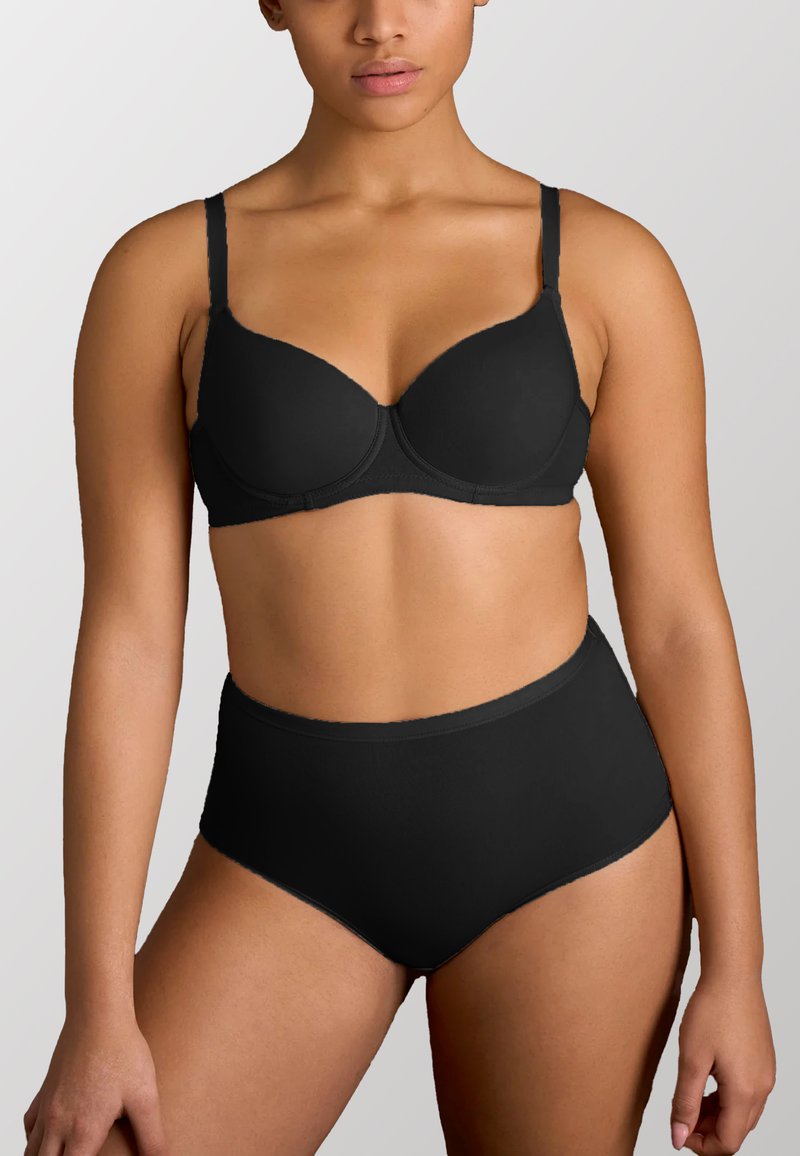 Reggiseno imbottito nero con spalline regolabili abbinato a mutandine nere a vita alta. Realizzato in tessuto liscio, presenta un design senza cuciture.