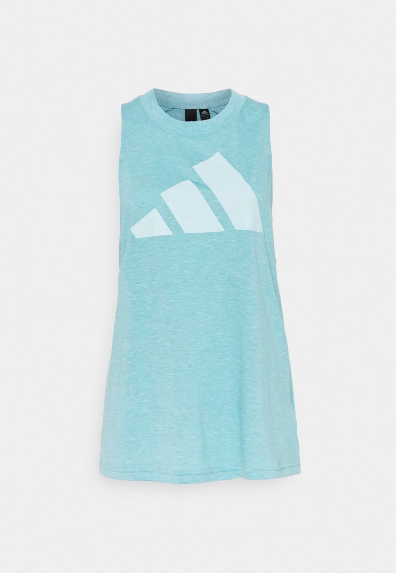 Débardeur athlétique sans manches bleu clair avec grand logo Adidas blanc sur le devant, sur un fond blanc uni.