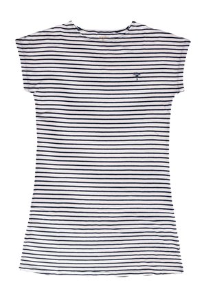 Bílé tričko s krátkými rukávy s vodorovnými tmavě modrými pruhy a malým vyšitým palmovým stromem na levé straně hrudi, položeno na rovné ploše.