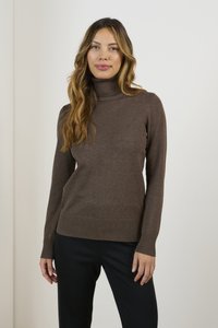 Ruda turtlenecko megztinis su ilgomis rankovėmis, pagamintas iš minkštos medžiagos. Keturpaitis apykaklė, išskirtinis prisiuvinėjimas ir rankogaliai, derinamas su tamsiomis kelnėmis.