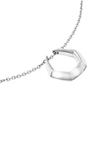 Sølv geometrisk vedhæng på en fin kæde. Vedhænget har et poleret, vinklet design med en hexagonal form og en glat overflade.