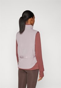 Nike Performance TRAIL REPEL VEST - Colete - light violet ore/red sepia