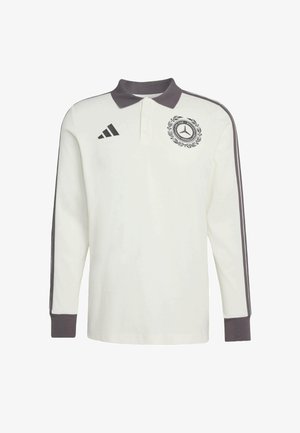 Bílá polokošile s dlouhými rukávy, šedým límcem a manžetami, s černým logem a pruhy na ramenech, vyrobená z hladké látky.