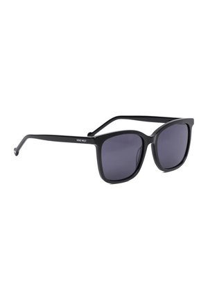 Czarne okulary przeciwsłoneczne z pełną oprawą, kwadratowymi ciemnymi soczewkami oraz smukłymi zausznikami z nazwą marki Nine West po boku.