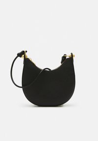 Fekete bőr kézitáska egyedi félhold alakban, sima felülettel. Arany színű fém kiegészítőkkel és rövid, állítható pánttal rendelkezik.