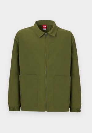 Giacca verde oliva con zip frontale, collo a punta, due tasche anteriori con chiusure a scatto e polsini elastici.