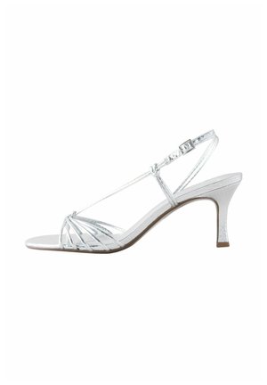 Srebrne sandały na obcasie z paskowym wzorem, teksturowanym metalicznym materiałem, otwartym noskiem i smukłym obcasem. W zestawie regulowany pasek na kostkę.