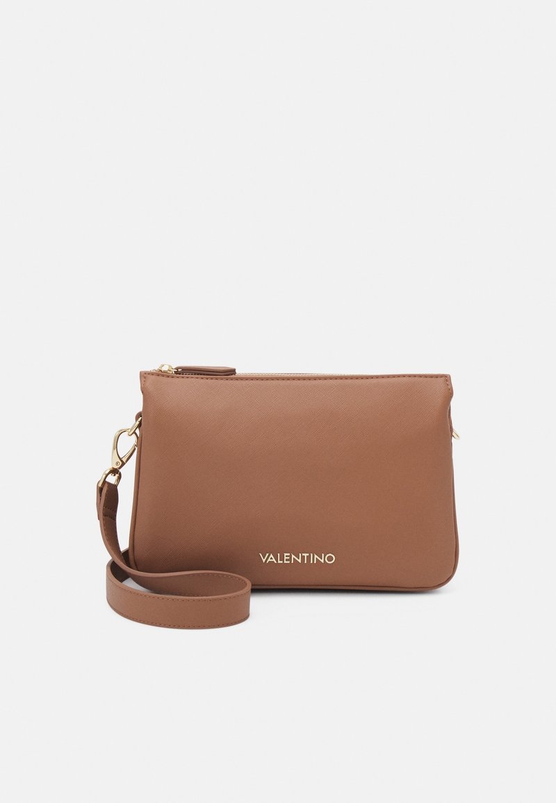 Clutch bag in pelle marrone con una texture liscia, cerniera dorata e logo. Include una tracolla removibile. Design semplice e rettangolare.