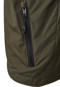 Tessuto verde oliva con una texture liscia presenta una zip nera sul lato, evidenziando un design pratico e dettagli funzionali.