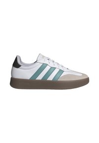 Zapatilla blanca con rayas en color azul verdoso, puntera beige y suela marrón. Presenta cordones, un colchón acolchado en el collar y un logo en relieve. Textura de cuero suave.