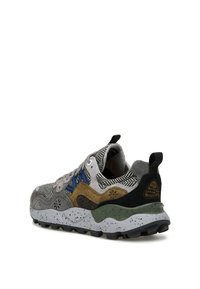 Sneaker basse con pannelli in suede e tessuto multicolore, suola maculata bianca e verde, linguetta posteriore nera e dettagli delle stringhe blu.