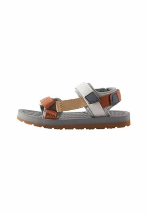 Grå sportsandal med multitonede stropper (orange, beige) og justerbare spænder; tekstureret gummisål med et lysebrunt mønster.