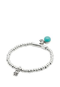Bracelet argenté avec perles, orné d'un accent turquoise et d'un petit charme gravé "UNO de 50". Fini lisse et poli.