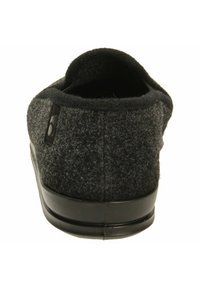 Sorte uldsko-lignende slip-on med en struktureret overdel, rund tå og sort gummisål. Enkel design med en diskret logo-detalje.