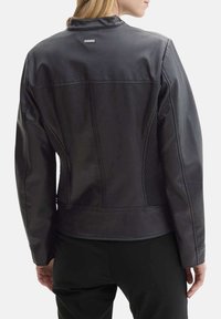 Veste en cuir noir avec un design élégant, une coupe ajustée, des panneaux latéraux texturés et un logo discret au niveau du col.