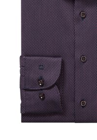 Dunkellila Hemd mit kleinem pinkfarbenem vertikalem Strichmuster, geknöpftem Manschettenabschluss und schwarzen Knöpfen.