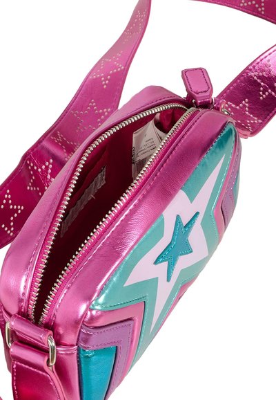 Borsa a tracolla multicolore realizzata in materiali lucidi rosa, teal e bianco. Presenta motivi a stella, una chiusura con cerniera e una tracolla regolabile.