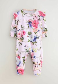 Rožinė kombinezonas su gėlių raštu, ilgomis rankovėmis, dekoruotas volanų akcentais, užsegamas snapeliais ir su kaspiniais ant rankogalių. Pagamintas iš minkštos, tamprios medžiagos.