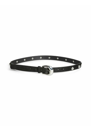 Ceinture en cuir noir avec boucle en argent et œillets argentés espacés régulièrement sur un fond blanc.