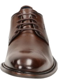 Scarpa da uomo in pelle marrone con una finitura liscia, dettagli di cucitura in rilievo e lacci. Presenta una punta arrotondata e una suola in gomma resistente.