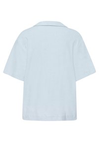 Camicia azzurra a maniche corte con una texture morbida, design con colletto e vestibilità comoda. Nessun motivo o dettaglio visibile.