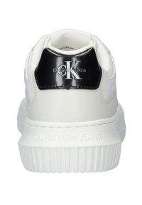 Basket blanche Calvin Klein Jeans vue de dos, avec un talon noir orné du logo "cK" embossé et l'inscription "CALVIN KLEIN JEANS" sur la semelle.