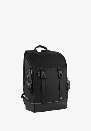 Sac à dos noir en tissu durable, équipé d'une poignée supérieure, de bretelles réglables et de plusieurs boucles. Texture lisse avec une base plate.