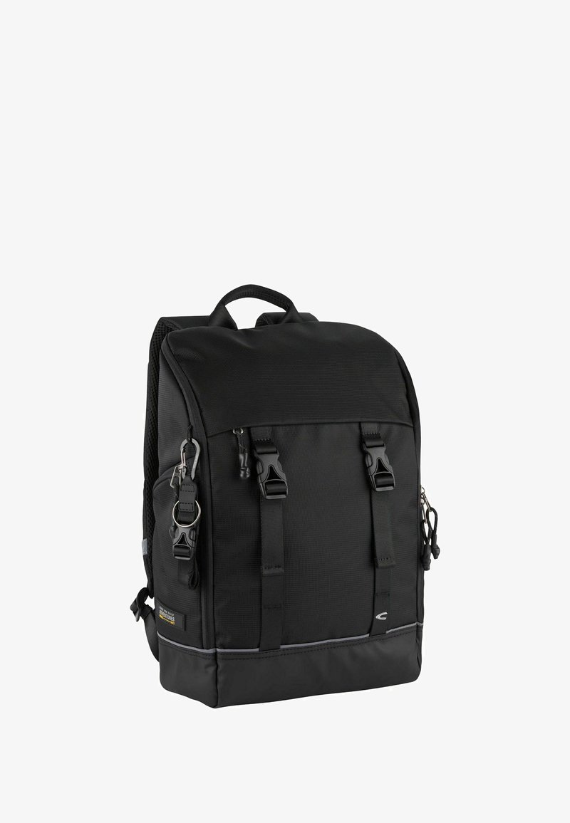 Schwarzer Rucksack aus robustem Stoff, mit einem Handgriff oben, verstellbaren Trägern und mehreren Schnallen. Glatte Textur mit flachem Boden.